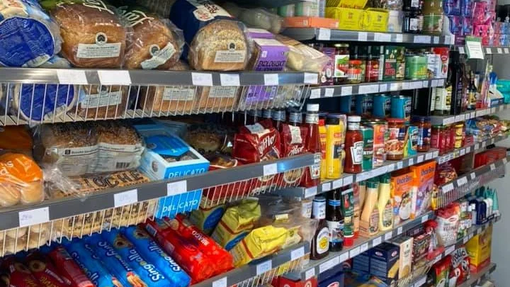 Mannen stoppades utanför butiken när kom bärandes på stulna matvaror. 