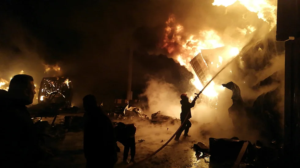 I den här bilden från syriska statskontrollerade nyhetsbyrån Sana syns brandmän arbeta vid hamnen i kuststaden Latakia.