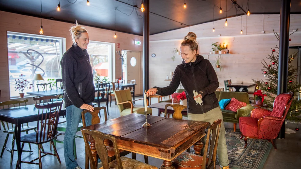 Efter att Linda Piri och Julia Levin, som driver restaurangen Skumpanerna, berättade om sitt julfirande på Facebook har en handfull personer hört av sig. "Å ena sidan vill vi att folk kommer. Å andra sidan vill vi inte det, för det skulle ju betyda att folk inte känner sig ensamma", säger Linda Piri.