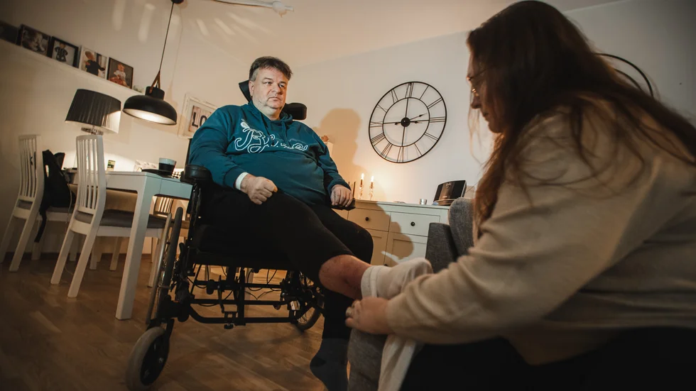 Göran Andersson tas om hand av särbon Carina i Piteå där han trivs bäst just nu.