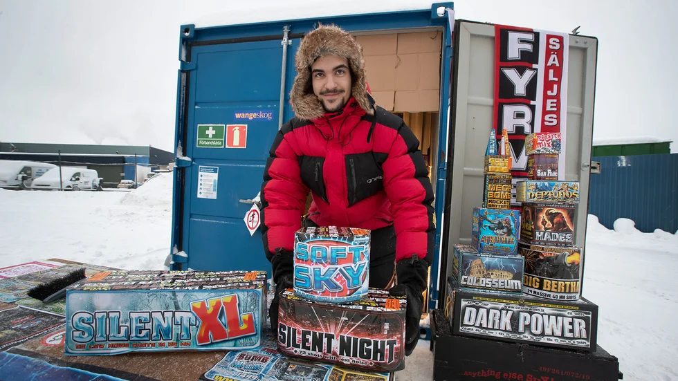 Michael Alsafar, Norrfjärden, älskar allt som smäller. I två års tid har han sålt fyrverkerier och han tycker att kvalitén blir bättre för varje år. Nu finns även tysta batterifyrverkerier som är mindre högljudda.