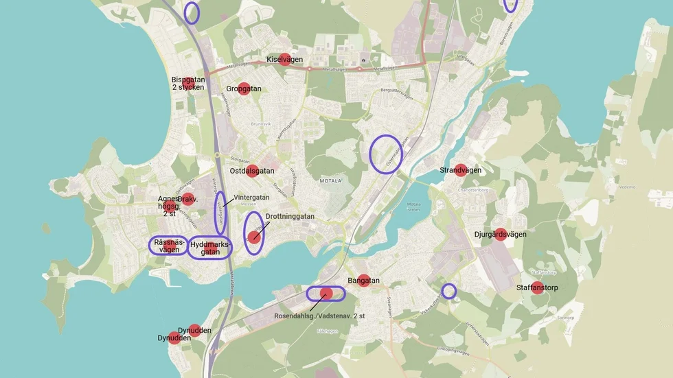 De röda markeringarna är de vattenläckor som skett i centrala Motala under 2021. De blå markeringarna anger de områden som kommunen identifierat som problemområden gällande va-nätet. Utöver de markerade vattenläckorna har det också skett en i Bona, två i Borensberg och två i Fornåsa under året.