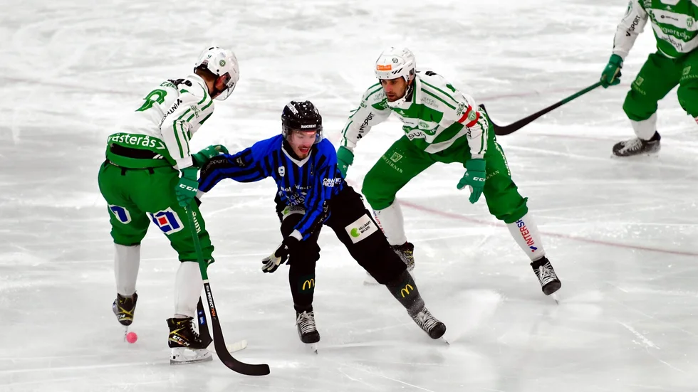 Matteus Liw försöker ta bsig igenom två VSK-spelare i Arosderbyt i ABB Arena. VSK fick revansch på Sirius för förlusten på Studenternas tidigare.