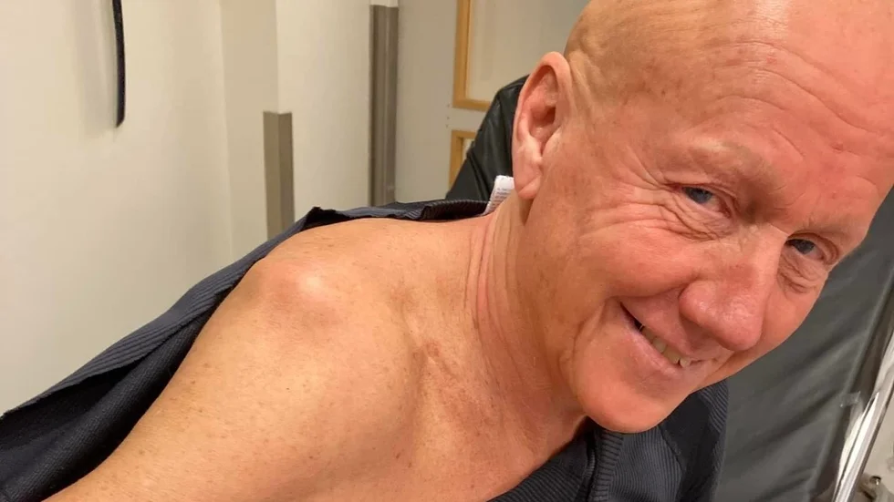 Michael Thorén med sin axel ur led. Fem personer på US i Linköping, och extravikter, krävdes för att dra den rätt. Nu missar han troligen Vasaloppet, men siktar fortsatt på Iron man på Hawaii nästa höst.