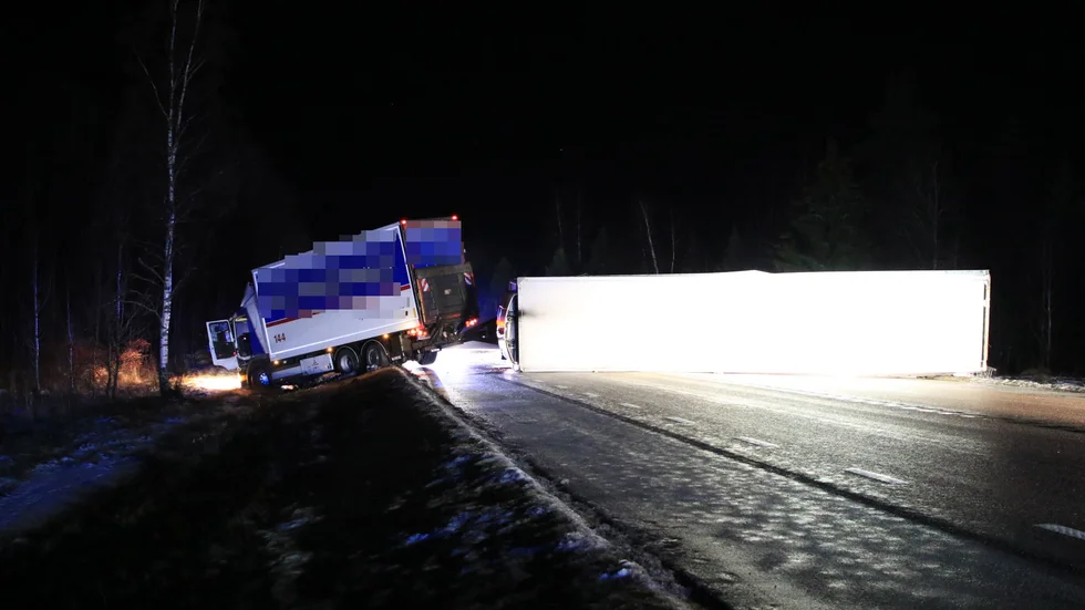 Ett släp som vält blockerar alla körbanor på väg 55.