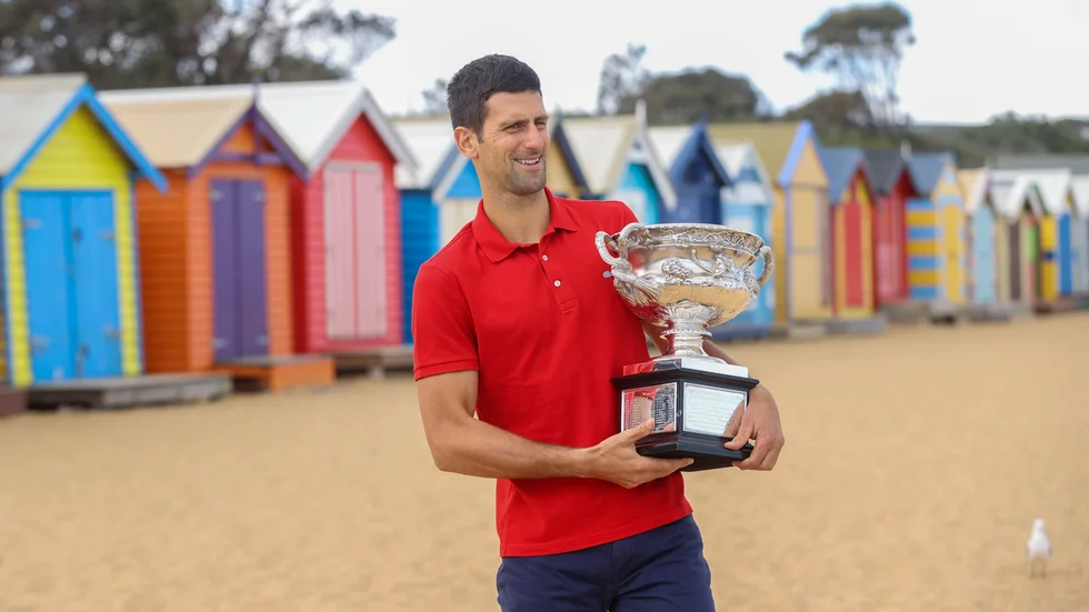 Novak Djokovic med Australian Open-pokalen efter segern i fjol.
