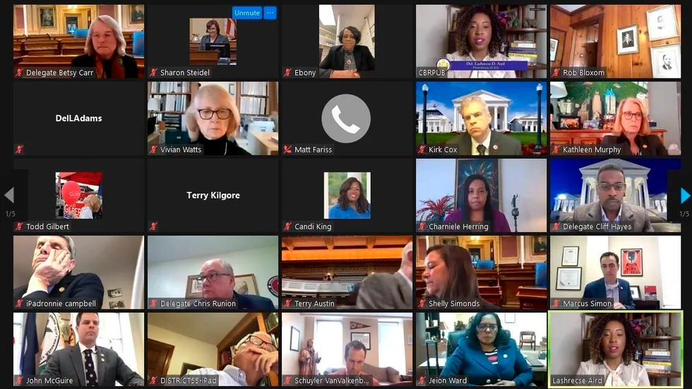 Ett digitalt möte via zoom kan ge en speciell form av trötthet, inte minst på grund av alla ansikten som tittar emot en hela tiden, på ett annat sätt än vid ett bord eller i ett konferensrum.
