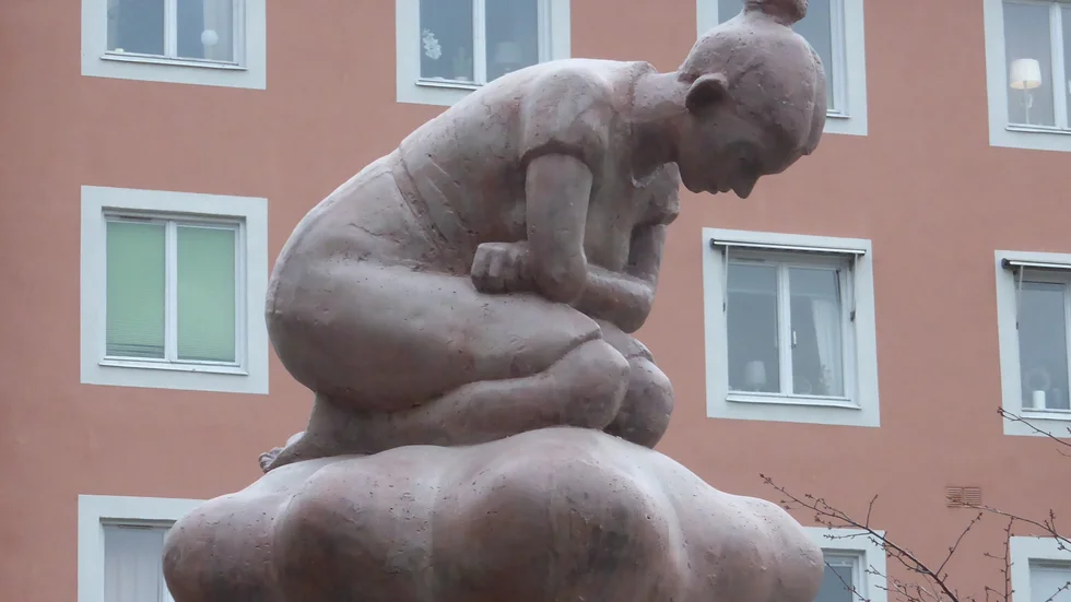 Det nya konstverket på Trädgårdstorget i Linköping är gjort av Västkustbaserade konstnären Britt Ignell.