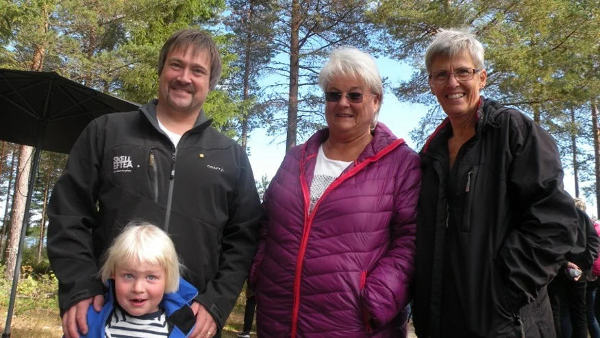 Fritidsnämndens ordförande Daniel Ådin som invigde, med junioren Stellan Hallin, 4, Margaretha Mattsson, ordförande Boviksöns intresseförening, och Yvonne Frank, ordförande Bjässviken/Orrholmens intresseförening, gladdes övervandringsleden över Grytsundet.