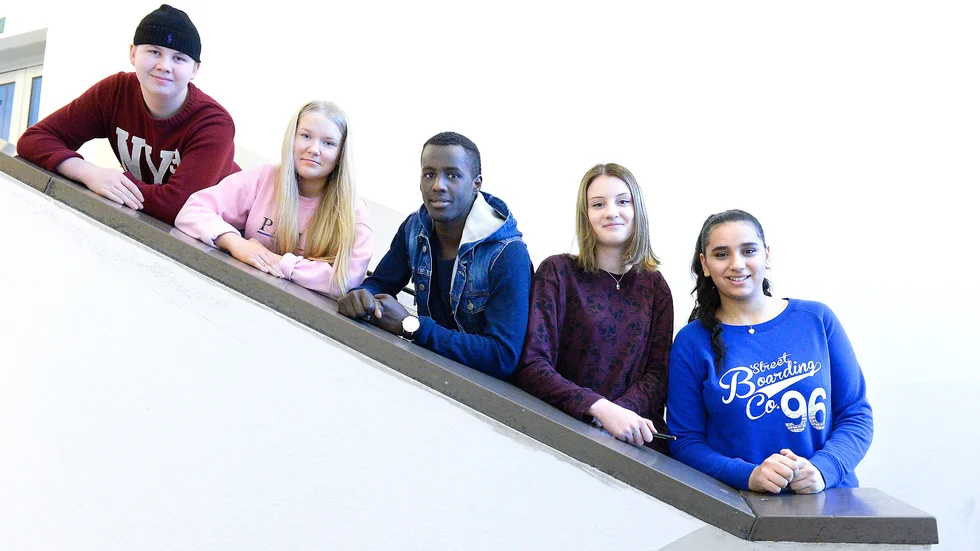 Niorna som gjort sitt val. Från vänster: Lucas Hällgren Vikström, Saga Karlsson, Ayanle Ismail Ahmed, Tuva Åström Heikkinen och Mariem Belbasi. Foto: Jeanette Lövgren.