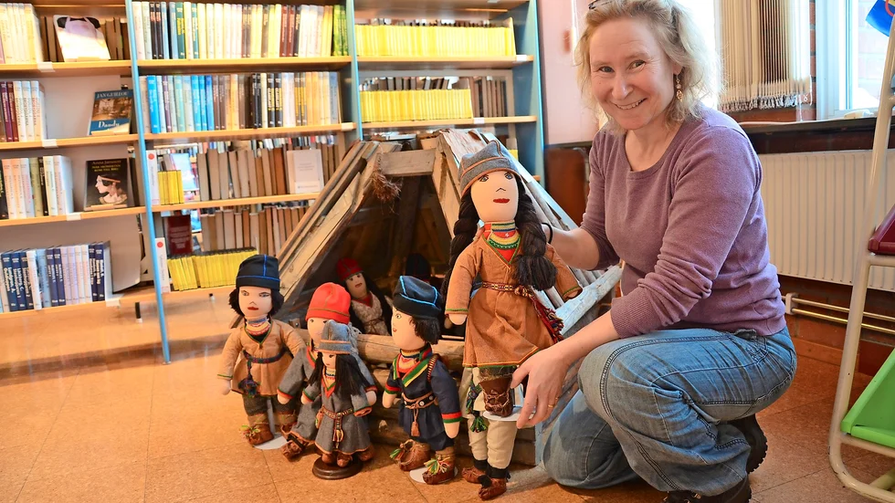 Miniviste. Ulrika Renström framför en av attraktionerna på Malå bibliotek. Foto: Britta Stenberg.