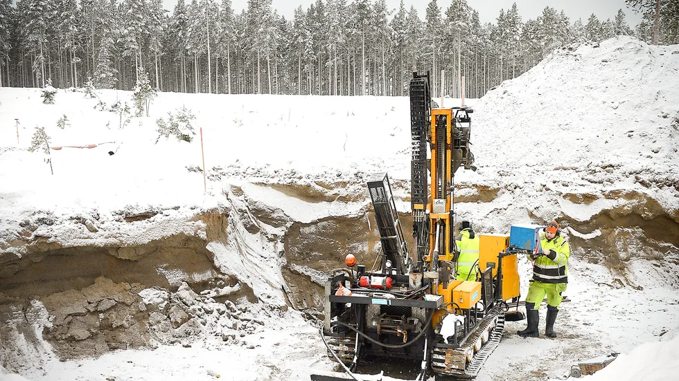Undersöker marken. Stora mängder vatten ska passera vattenverket så grunden måste bära belastningen. Foto: Leif Andersson.