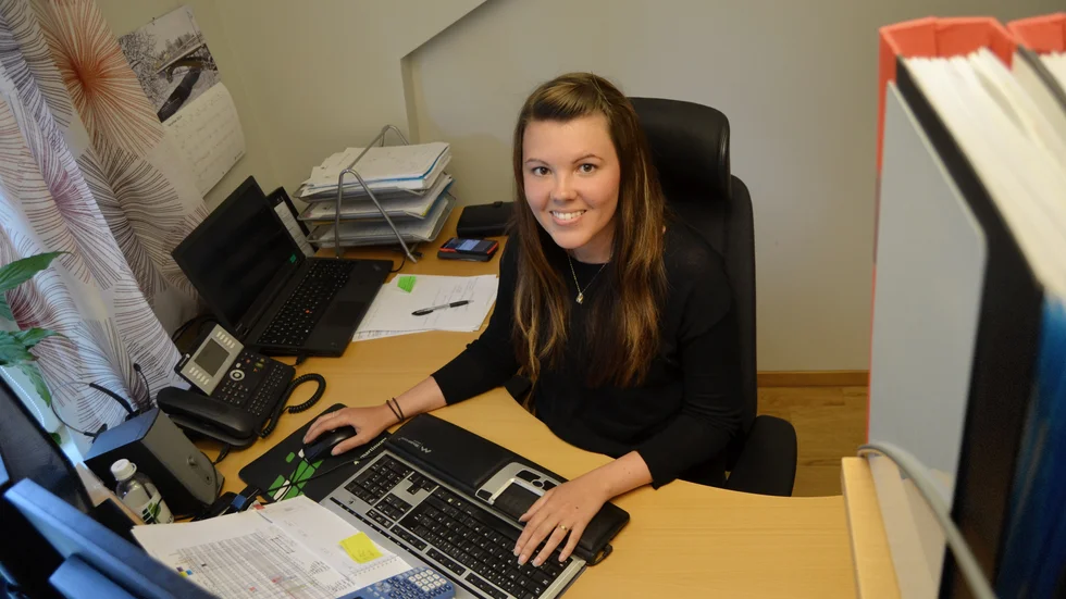 INNE PÅ KONTORET. Projektledaren Cecilia Petersson spenderar en stor del av sitt jobb framför datorn eller telefonen på sitt kontor. Foto: Erik Lundgren.