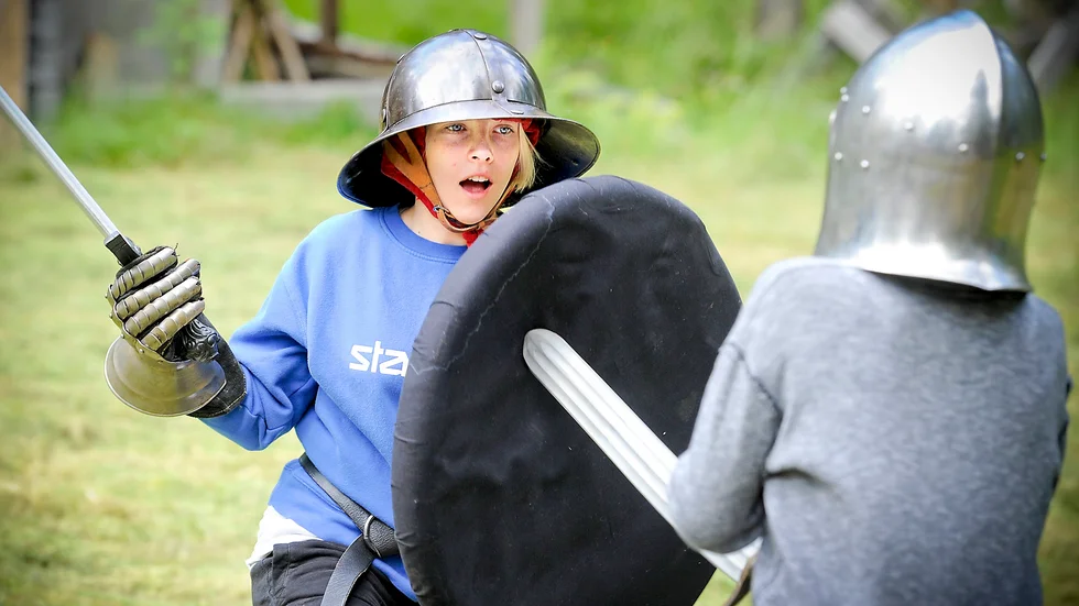 STRIDSÖVNING. Ljusväktaren Saga Burman håller upp skölden mot orschen Alfred Nyström. Foto: Leif Andersson.