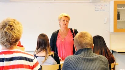 Agneta Gille besökte klass 9A på Vallonskolan.