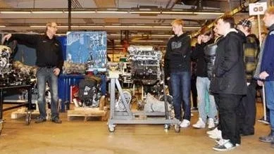 Klass Omega 8 från Aspenskolan lyssnar när en lärare på Högbergska gymnasieskolan berättar om fordonstekniska programmet