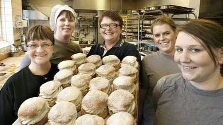 Konditori Savoy gör stans godaste semla.
Berit Helgsten,Monica Hagberg, Carina Fagerberg, Josefin Eriksson, Karin Schelén .