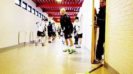 Klubb Happee från Jyväskylä i Finland värmer upp i korridoren i Ärentunas gymnastiksal. Tränaren Pekka Noponen, t h, håller koll.