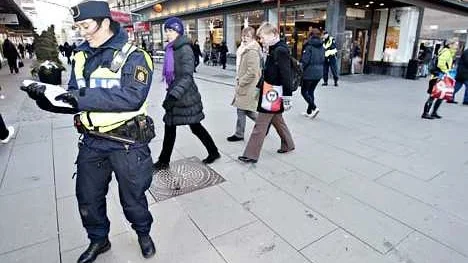 Poliserna Linda Karlsson och Håkan Helmersson delar ut flygblad på stora torget och informerar om hur man skyddar sig mot villa och lägenhetsinbrott.