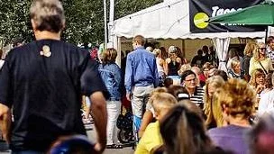 Det hejas och kramas lite varstans i vimlet kring Livets Ord i Årsta. Europakonferensen lockar tusentals kristna från ett 40-tal länder.