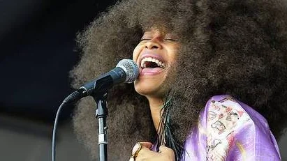 Soulsångerskan Erykah Badu uppträder på Stockholms Jazzfestival på söndagen.