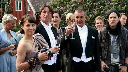 Tuva Novotny, Johannes Brost, Kjell Bergqvist och Björn Starrin i "Bröllopsfotografen".
