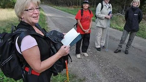 VANDRARENS NYCKLAR. Vid en paus tog Eivor Englund fram sin bok med tips och förhörde medvandrarna om pilgrimsvandringens sju nycklar.