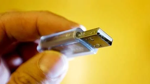 Oslo  20091007.

Flere bedrifter er blir utsatt for spionasje og virusangrep fordi minnepinner blir brukt ukritisk av ansatte. Minnepinner blir ofte brukt i flere forskjellige datamaskiner og er som digitale smittebærere å regne.

Foto: Håkon Mosvold Larsen / Scanpix NORGE / SCANPIX / kod  20520