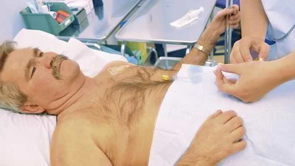 Tommy Löfström får sitt dagliga dropp på vårdcentralen i Gimo. Sjuksköterskan heter Marlene Lundin.