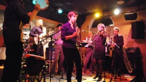 Uppsalabandet Morfis Bixur spelar musik från alla delar av världen med fokus på balkanmusik och klezmer.