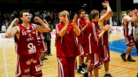 Talangerna Andreas Person och Anton Gaddefors stannar i Uppsala Basket - trots anbud från kontinenten.