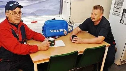 Svårt, tycker Mauri Järvi. Gör ett aktivt val, säger Hans-Olov Andersson, under en fikarasten i vågstationen precis innanför grindarna vid Erasteel, Söderfors.