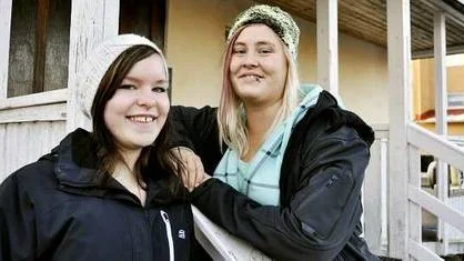 Nathalie Argården och Sandra Knutsson är två av eleverna vid Högbergsskolan som jobbar hårt för att få in pengar till en utbildningsresa med klassen till Tyskland i vår.