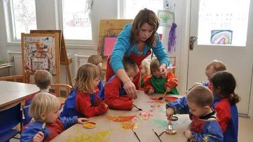 Skutans förskola har blivit bullersanerad. Lina Dahlgren, förskollärare, målar pippis färger med barnen i 2-3-årsgruppen Krokodilerna. Bordet de sitter vid är bullerdämpande.