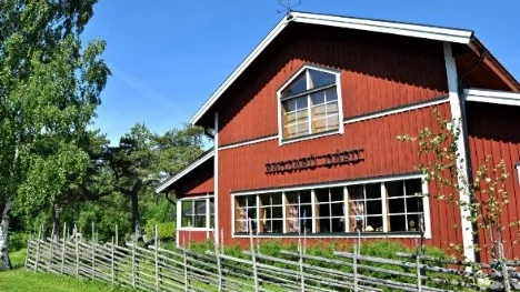 Raggarö gård innefattar en gästhamn, en golfhamn och en konferenslokal.