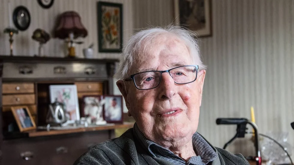 Luleås äldste medborgare fyller 105 år i dag. Åke Blixt har inga önskningar inför den stora dagen förutom solsken. ”Det blir lite trevligare när solen skiner. Jag brukar ta varje chans jag kan att ta mig ut och sola.”