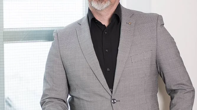 För att få till en hög procent vikarier hos Nya läroverket har skolchef Peter Ohlsson skickat brev till vårdnadshavare för att uppmärksamma dem om att skolan behöver vikarier. Tanken med förslaget är att mor- och farföräldrar skulle komma in som vikarier. 