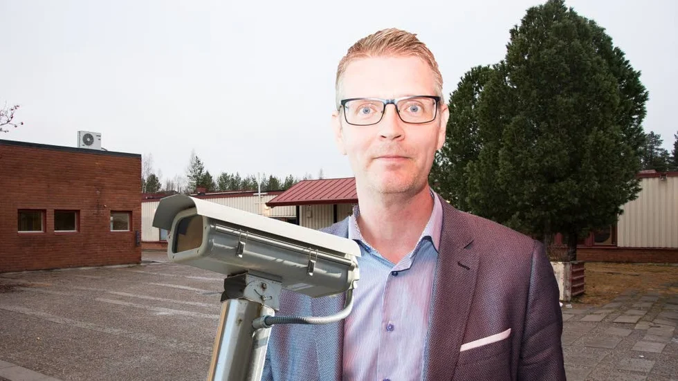 Mattias Karlsson (M) vill göra det lättare att kameraövervaka brottsutsatta områden och nämner Porsön och Hertsön som exempel.