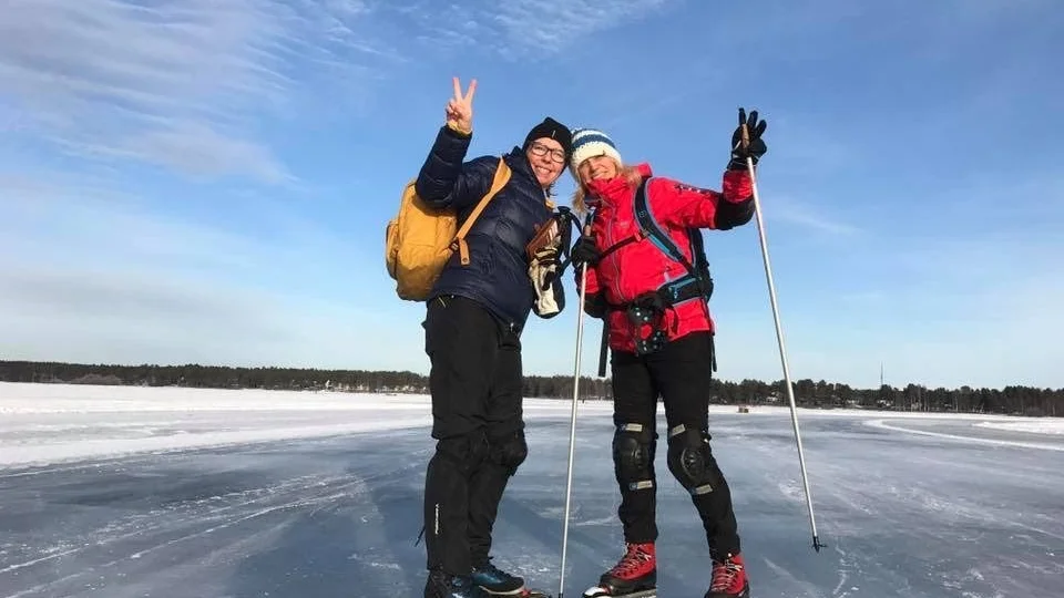 Test. På torsdagen var Karin Åberg (till höger) och kollegan Marlene Bolstad (till vänster) ute och teståkte isbanan.