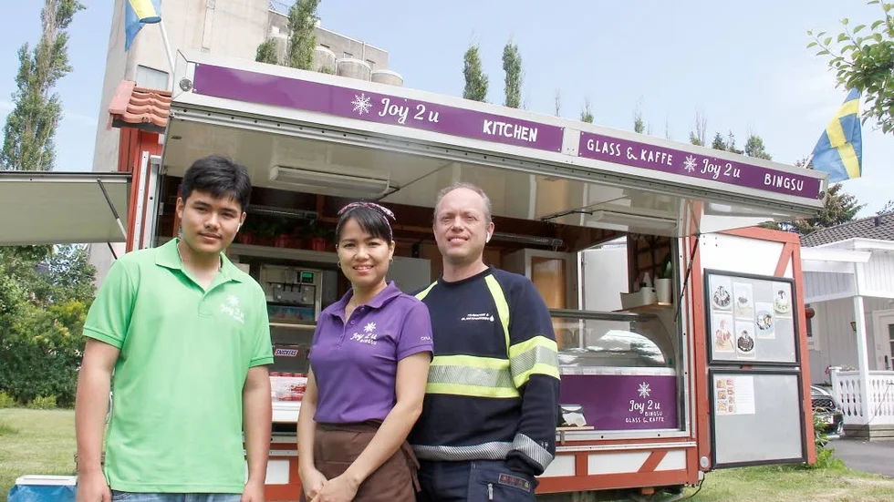 Chaiyamon Yimsawat, Preeyanat Youngsook och Peter Ring öppnade sin mat- och glassvagn hemma på tomten när flytten till Enköpings hamn försenades.