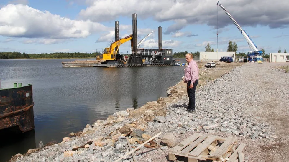Enligt Länsstyrelsen har stora mängder föroreningar spridits i samband med muddring vid Karlholms strand. Fastighetsägaren Anders Högberg nekar till att muddring överhuvudtaget har förekommit.