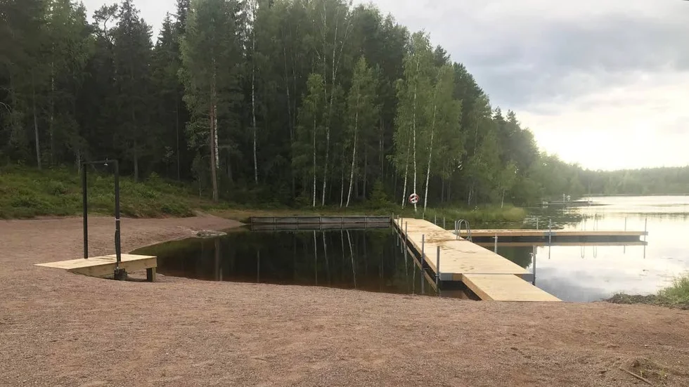 Ideella krafter i den nybildade föreningen Laksjöbadet har bland annat byggt nya bryggor i sommar.