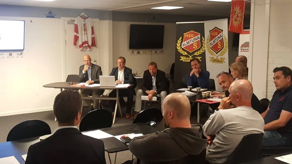 Niclas Fröberg omvaldes på Almtunas årsmöte den 11 juni. Den 25 juni briserade nyheten om att han kliver av sin roll som ordförande.