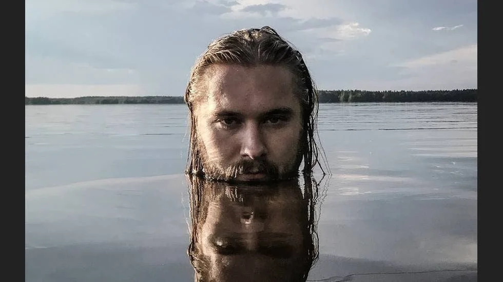 Fjolårets vinnare, Eveliina Harju, tjatade ner sin pojkvän i det stilla vattnet och förevigade hans spegelbild med ett fotografi.