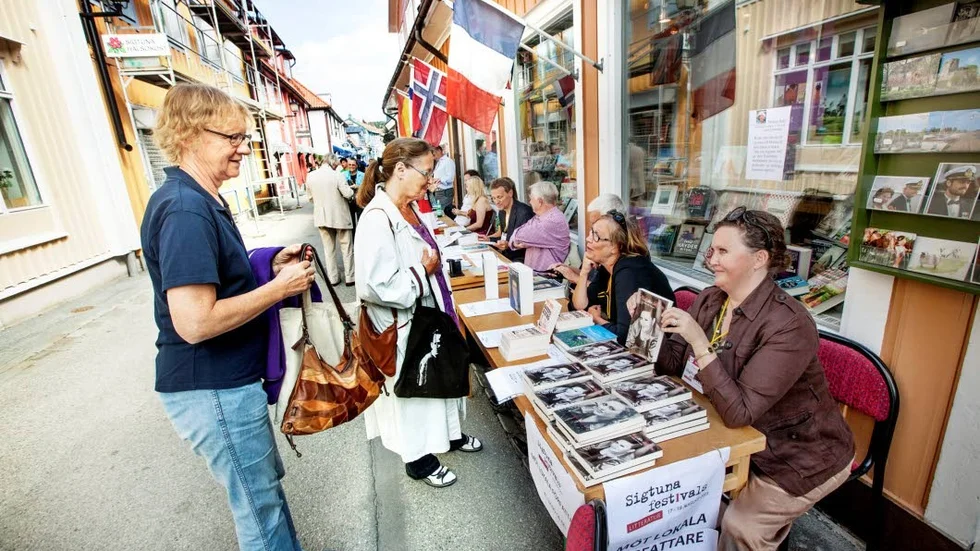 Besökare mötte lokala författare på  Sigtuna litteraturfestival 2013.