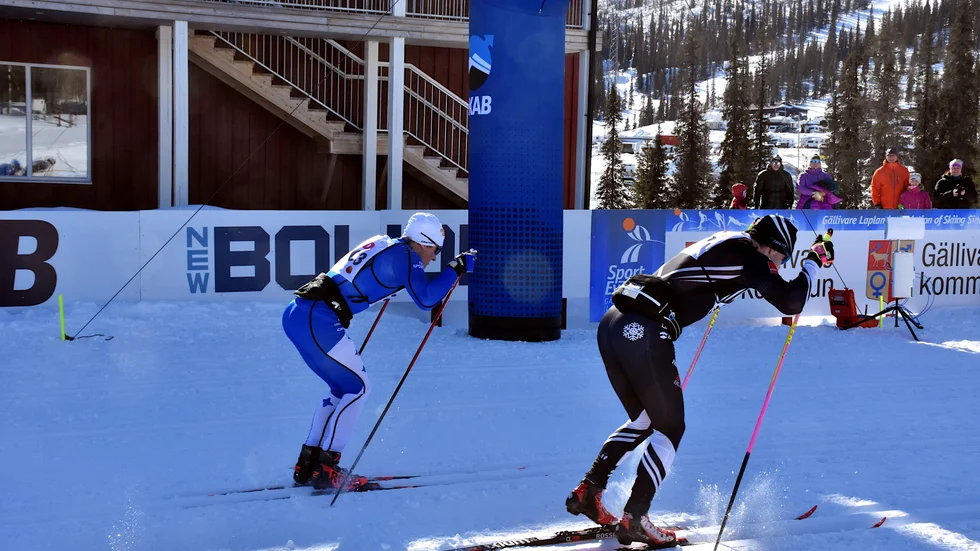 Så här tuff var spurtduellen i NSD Classic. Gustav Johansson, Gellivare Skidallians, i svart vinner före Erik Silfver.