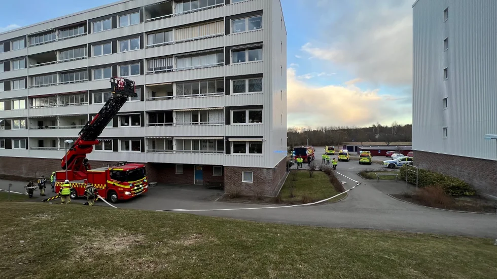 Flera fordon från räddningstjänst fanns på torsdagskvällen på plats på Järdalavägen.
