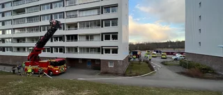 En till sjukhus efter brand i lägenhet på sjätte våningen