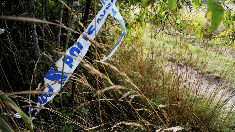 Den döde 21-åringen hittades på en åker i Tillinge i somras. Nu har en 33-årig man häktats misstänkt för medhjälp till mord.
