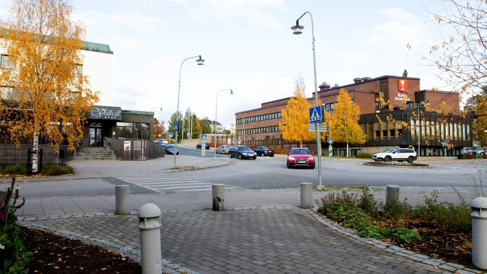 Sju politiker arbetar vid Hotell Valhall i Kalix, deras möten hålls på andra sidan gatan i kommunhuset.